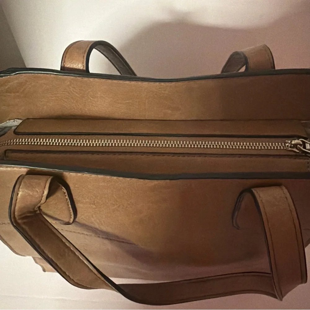 BCBG Maxazria Women's Handbag Zipper Closure 100% Leather material  Brown Color‎